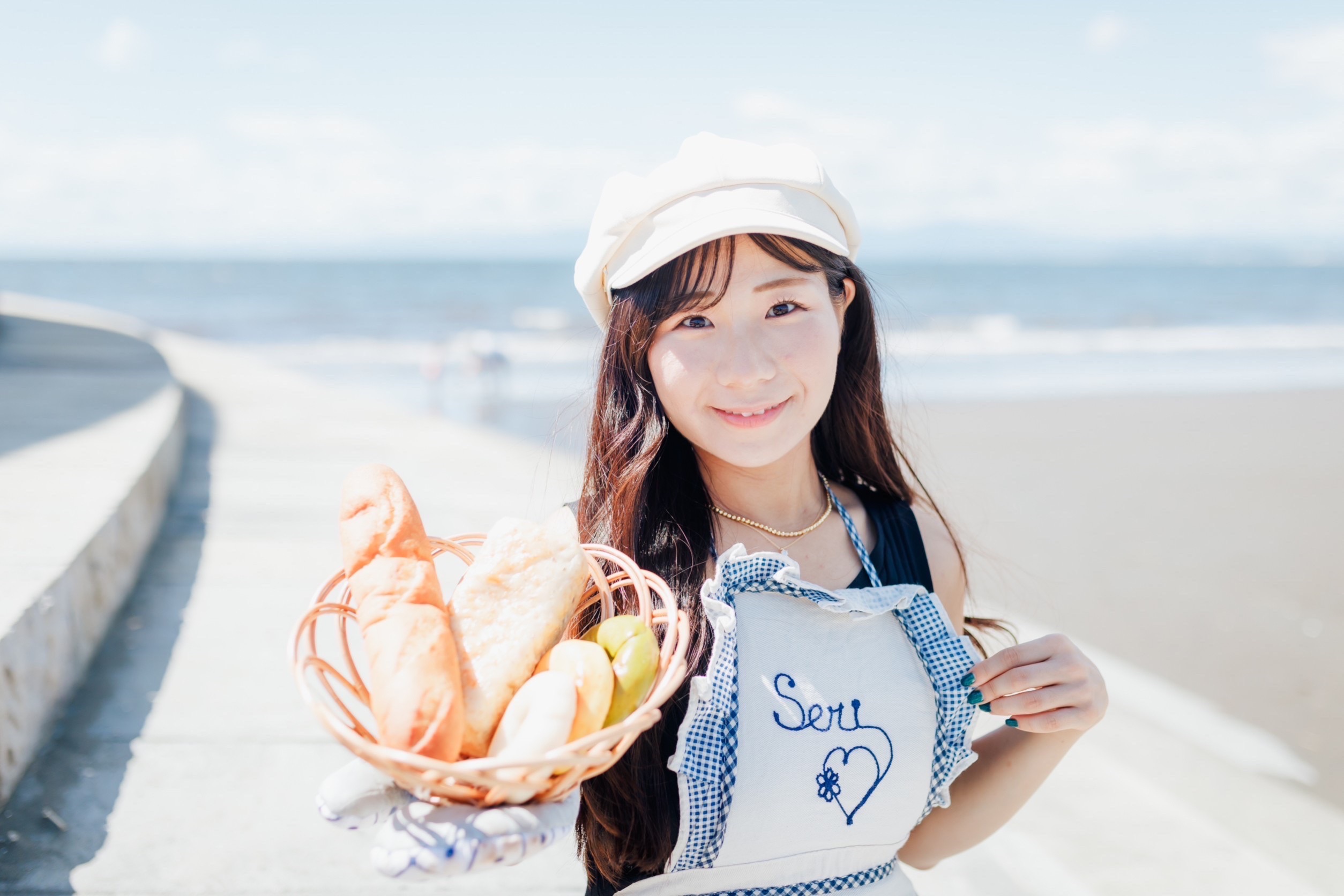 せりごぱんの店主と焼きたてのパン（葉山の海辺にて）