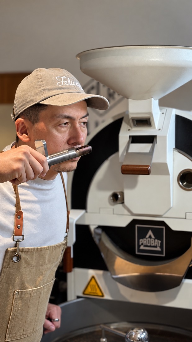 PROBAT P05III の前で、トライヤーに取った豆の香りを確認しているところ